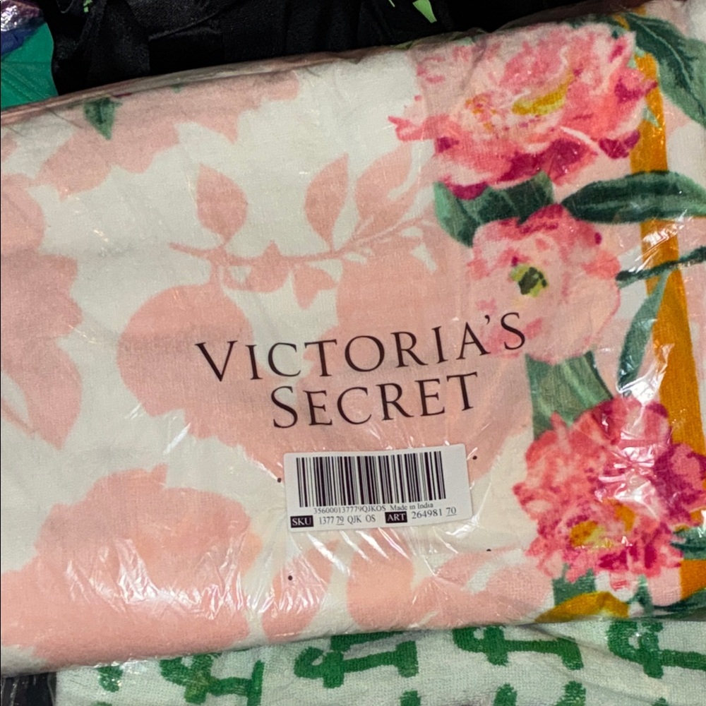 Victoria’s Secret Floral Beach towel - Picture 2 of 2